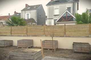 Mur de clôture et potagers surélevés